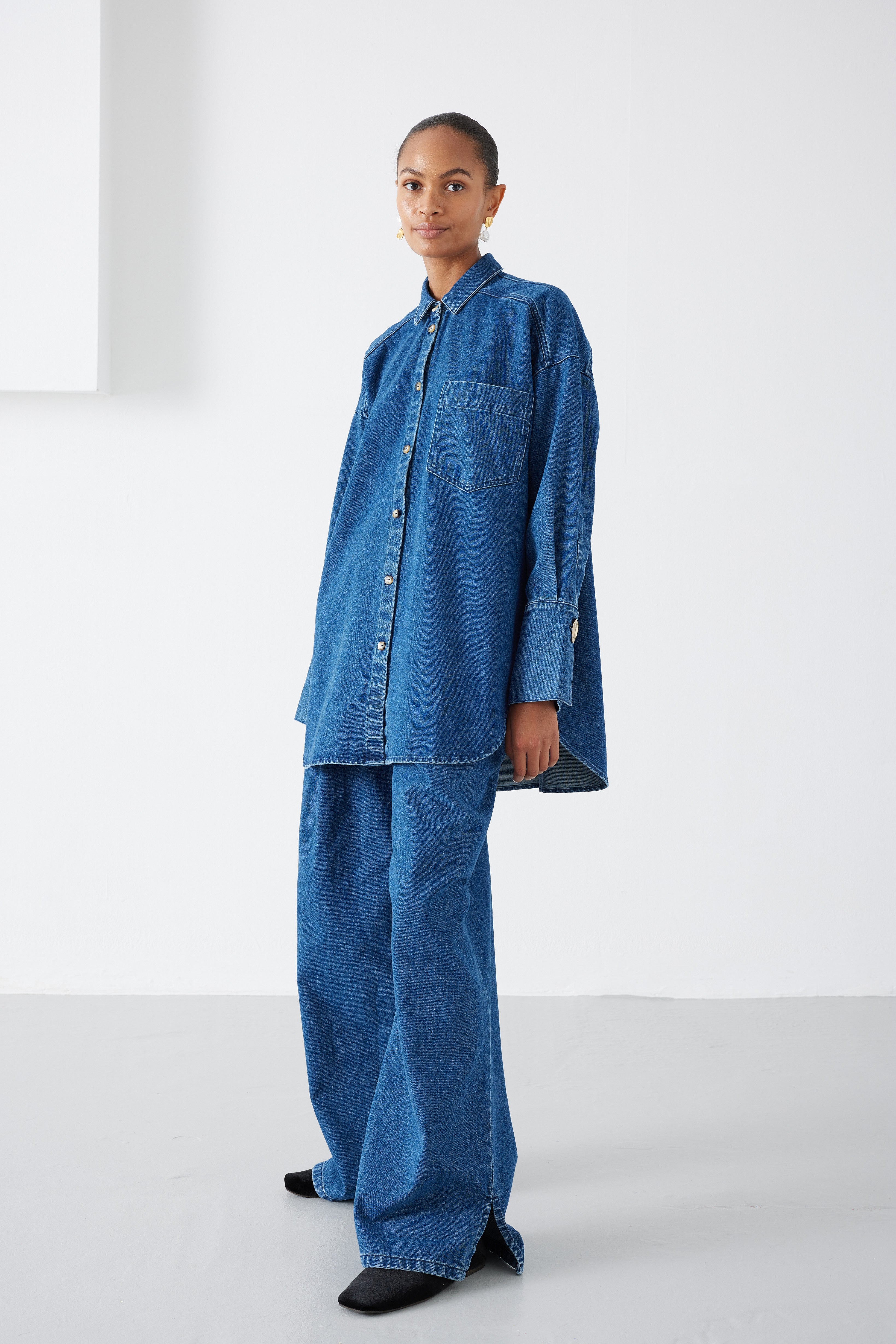 FENELLA MID WASH SHIRT