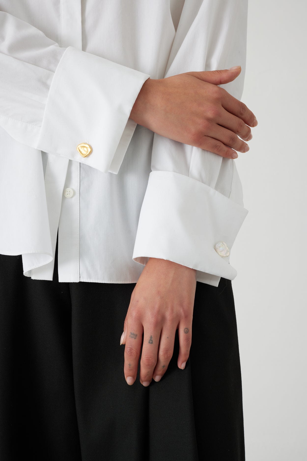 AMY POWNEY X MONICA VINADER SHIRT AND PEARL CUFFLINK SET